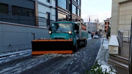 Beyoğlu Belediyesi'nden karla mücadelede hummalı çalışma