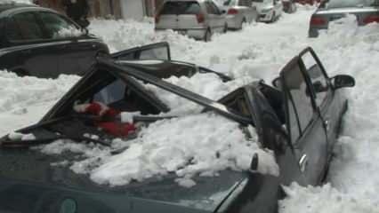 Çatıdan düşen kar kütlesi aracı perte çıkardı, sürücü ölümden döndü!