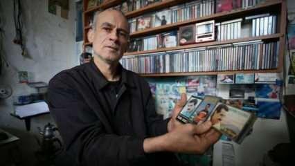 Balıkesir'de 53 yaşındaki Halil Çakal Ferdi Tayfur sevgisiyle 37 yıldır kasetçilik yapıyor