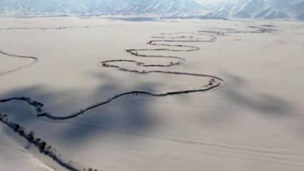 Hakkari&rsquo;de kar altındaki menderesler g&ouml;renleri b&uuml;y&uuml;l&uuml;yor