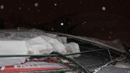 Halı sahanın çatısı kardan çöktü