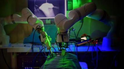İlk kez bir robot insan yardımı olmadan ameliyat yaptı
