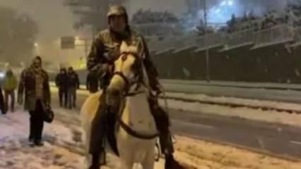 İstanbul’da ilginç görüntü: Yollar kapanınca atla gezmeye çıktı