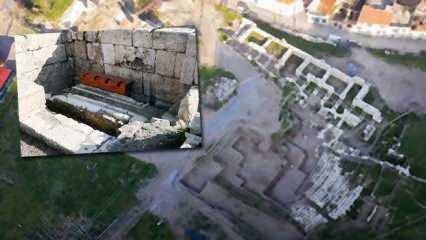 İzmir'de arkeologlardan heyecanlandıran keşifler: Sanatçı tuvaleti ve 2 bin yıllık geçit