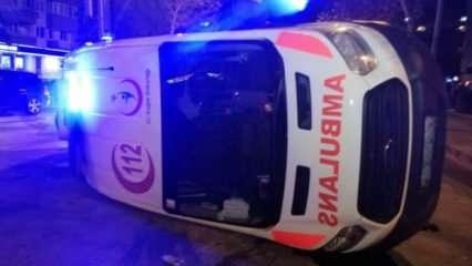 İzmir’de otomobil ile çarpışan ambulans yan yattı: 3 yaralı
