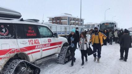 Kar yolu kapadı, öğrenciler paletli ambulansla sınava yetiştirildi