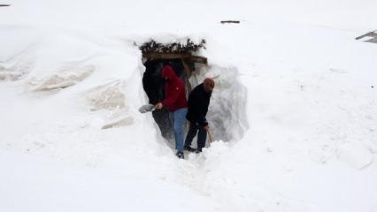 600 nüfuslu köy kara gömüldü, açtıkları tünellerle ulaşımı sağlıyorlar