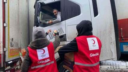 Türk Kızılay, İstanbul'da kar yağışı nedeniyle mahsur kalanlara yardım ulaştırdı