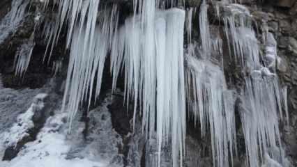 Eksi 20 derecede buz sarkıtları devasa boyutlara ulaştı