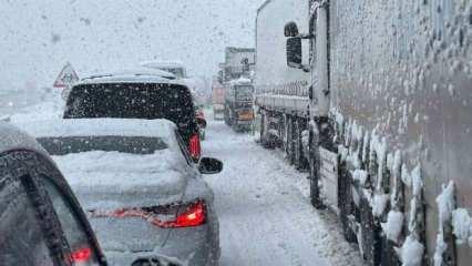 Yunanistan'da kar fırtınasında mahsur kalan sürücülere 2 bin euro