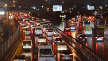 İstanbul güne yağmurla uyandı, trafik yoğunluğu yüzde 60'a yaklaştı