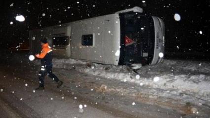 Tokat'ta yolcu otobüsü devrildi, 23 kişi yaralandı