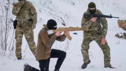 Ukrayna'da askerlerden sivillere tahta kalaşnikoflarla savaş eğitimi