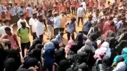 Hindistan'da Müslüman öğrencilere başörtüsü tacizi