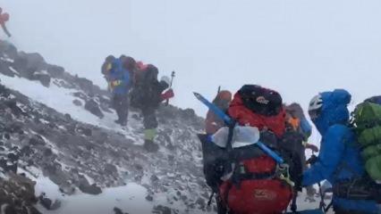 Ağrı Dağı'na tırmanan İranlı dağcılara kar ve tipi engeli