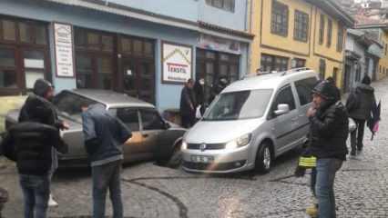 Denizli’de tarihi yol çöktü! 2 araç mahsur kaldı 