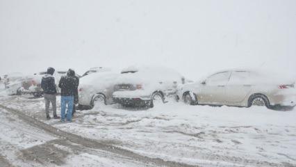 Hakkari&rsquo;de kar sonrası zincirleme kaza! 8 ara&ccedil; birbirine &ccedil;arparak durabildi