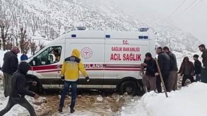 Hakkari&rsquo;de yolda mahsur kalan ambulansın imdadına k&ouml;yl&uuml;ler koştu 