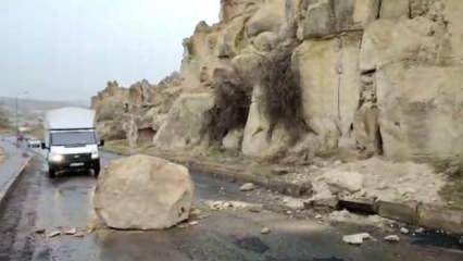 Kapadokya'da, yamaçtan kopan kaya parçası yola devrildi