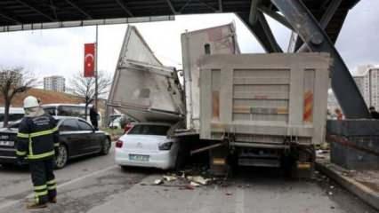 Korkunç kaza: TIR dorsesi otomobilin üzerine devrildi!