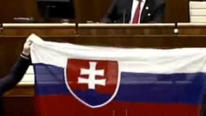 Slovakya parlamentosunda kavga! Bayrak açılınca ortalık karıştı