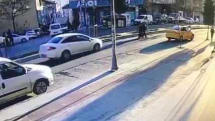 Yoldan karşıya geçen yaşlı çifte araba çarptı! O anlar kamerada
