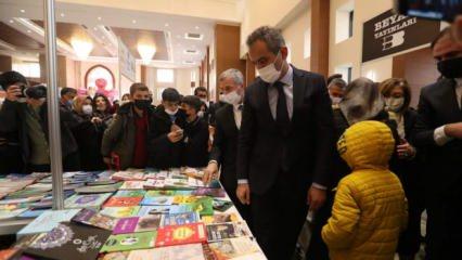 Bakan Özer Çocuk Şenliği Kitap Fuarı'nda çocukları yalnız bırakmadı 