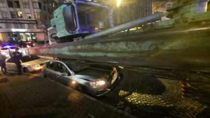 Beşiktaş’ta akılalmaz kaza, tırın taşıdığı vinç araçların üzerine devrildi