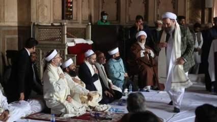 Diyanet İşleri Başkanı Erbaş Pakistan'daki tarihi camide hutbe okudu