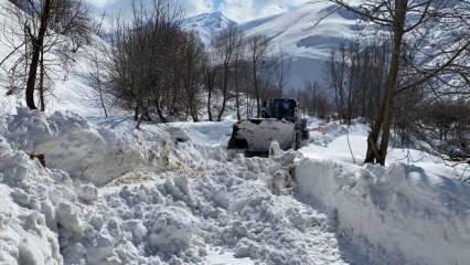 Hakkari&rsquo;de kar m&uuml;cadelesi, 7 metreyi bulan karda yol a&ccedil;ma &ccedil;alışması