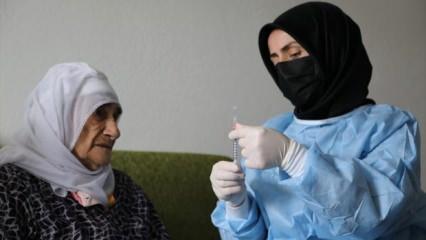 Sağlıkçılar 88 yaşındaki Fatma nineyi aşılamak için karlı yolları aştı