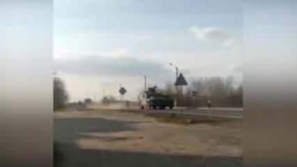 Cesur Ukraynalı! Rus konvoyunun önüne geçip araçları durdurmaya çalıştı