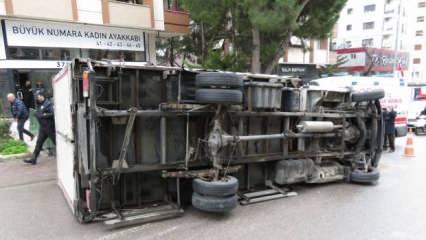Kadıköy'de kamyonet refüjü aşıp karşı yolda devrildi