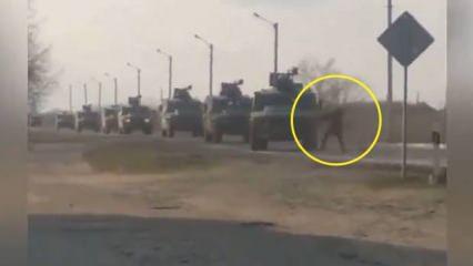 Ukraynalı bir sivil tek başına işgalci Rus konvoyuna karşı geldi!