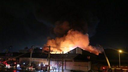 Tuzla'da mukavva fabrikasında çıkan yangın kontrol altına alındı