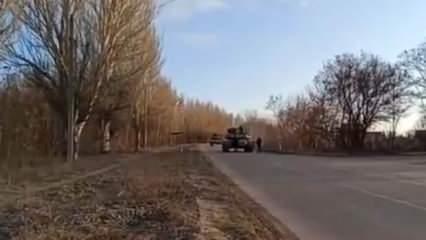Ukrayna'da siviller Rus tanklarını geri çevirdi
