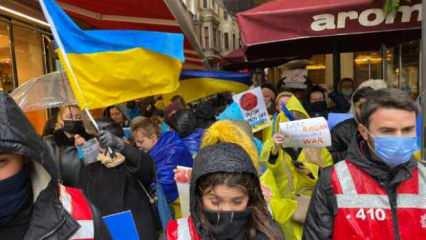 Ukraynalılar Rus Başkonsolosluğu önünde toplandı