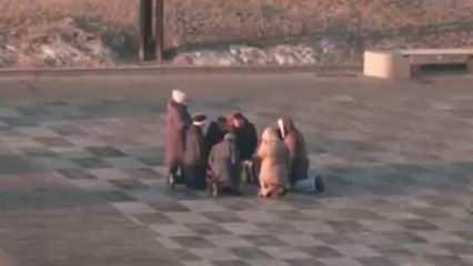 Ukraynalılar sokak ortasında dua etti
