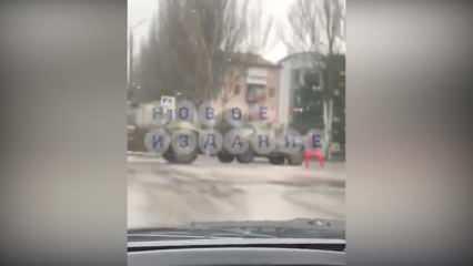 Ülkesine giren Rus askerî araçlarının önünde böyle durdu