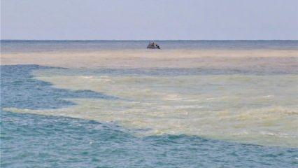 Mersin’de Alata deresi Akdeniz’in rengini kahverengiye döndürdü