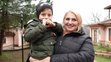 6,5 yaşındaki oğlunun tedavisi için 2 bin 500 kilometre yol katedip Türkiye'ye geldi