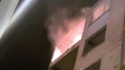 Silivri'de 5 katlı binada yangın: Kopan parçalar otomobillere zarar verdi