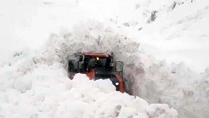 Hakkari'de yoğun kardan 5 metrelik tüneller oluştu