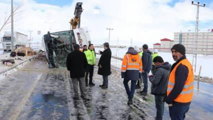 Ağrı'da yolcu otobüsü devrildi; 13 yaralı