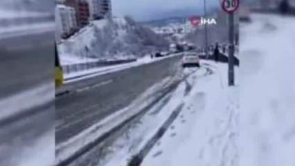 Arnavutköy'de kar yağışı başladı, İETT otobüsleri yolda kaldı