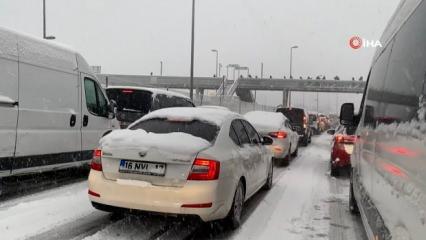 İstanbul'da kar yağışı nedeniyle ulaşım durma noktasına geldi!