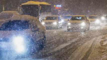 İstanbul'da şiddetli kar yağışı! Sürücüler zor anlar yaşadı
