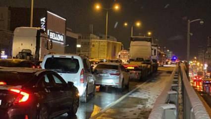 Kocaeli'nde 13 araç birbirine girdi: Karayolu 1 saat kapandı 