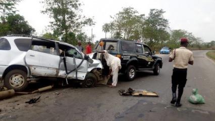 Nijerya'da yolcu otobüsü ile otomobil çarpıştı: 12 ölü