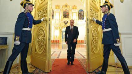 Putin yürürken sağ kolunu neden sabit tutuyor?
